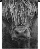 Wandkleed - Wanddoek - Schotse hooglander kijkt in de camera - zwart wit - 60x80 cm - Wandtapijt