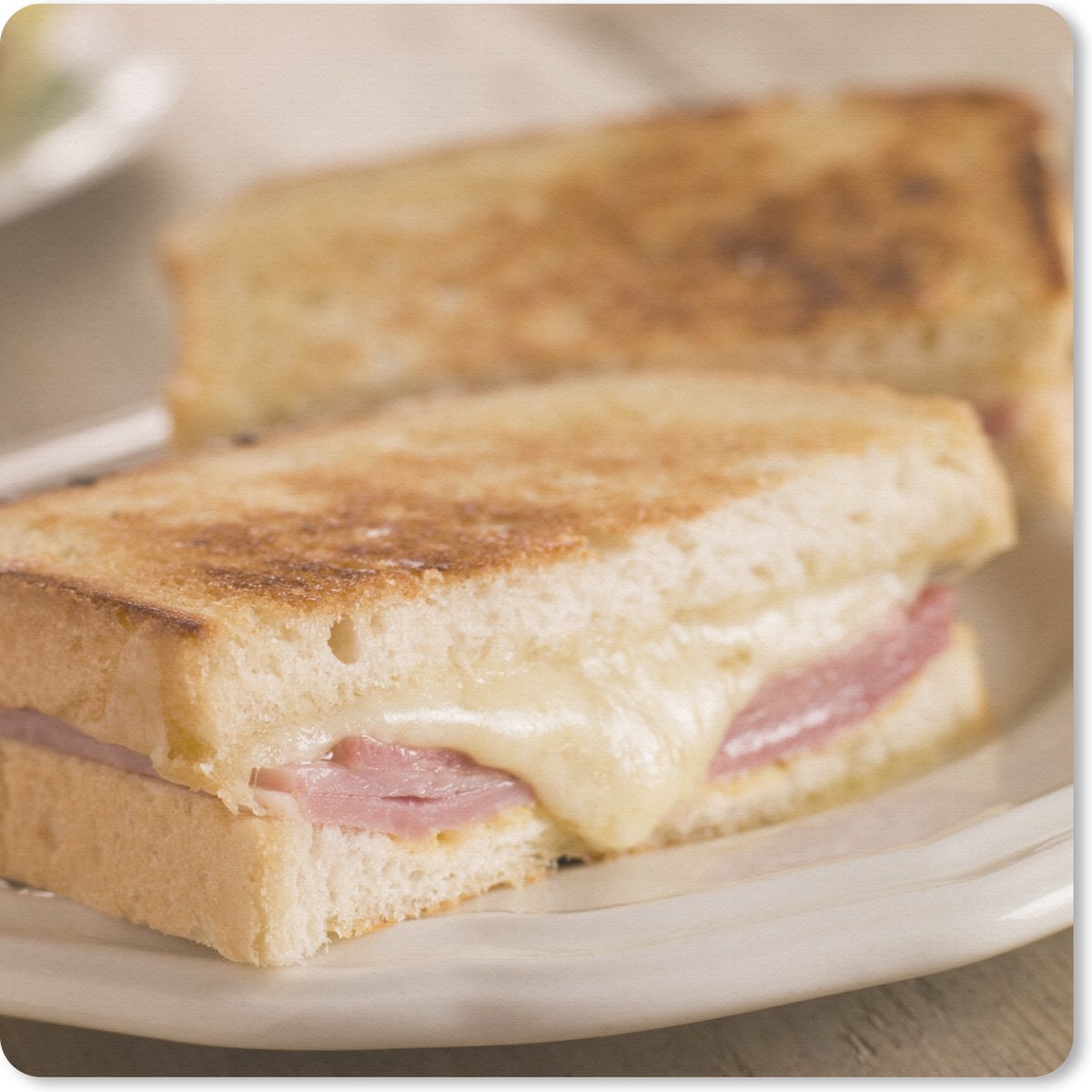 Muismat 30x30 cm - Mousepad Ham kaas tosti op een wit bord - Muismatten