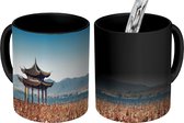 Magische Mok - Foto op Warmte Mok - Toren van het Jixian Pavilion bij het water in China - 350 ML