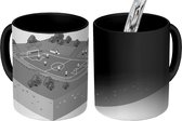 Magische Mok - Foto op Warmte Mok - Een cartoontekening van een voetbalstadion - zwart wit - 350 ML