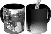 Magische Mok - Foto op Warmte Mok - Paard met wagen in stad - zwart wit - 350 ML