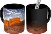 Magische Mok - Foto op Warmte Mok - Blauwe lucht en witte wolken boven de woestijn van Wadi Rum in Jordanië - 350 ML