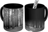 Magische Mok - Foto op Warmte Mok - Bos in het Nationaal park Redwood in Noord-Amerika - zwart wit - 350 ML