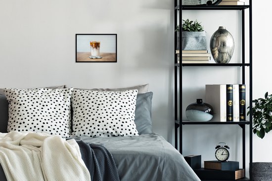 Photo encadrée - Une tasse de café glacé sur une table en bois cadre photo noir 30x20 cm - Affiche encadrée (Décoration murale salon / chambre)