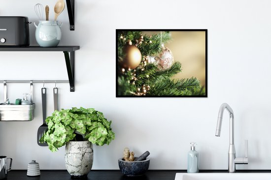 Photo dans le cadre - Gros plan des décorations de Noël dans le cadre photo sapin de Noël noir sans passe-partout 40x30 cm - Affiche sous cadre (Décoration murale salon / chambre)