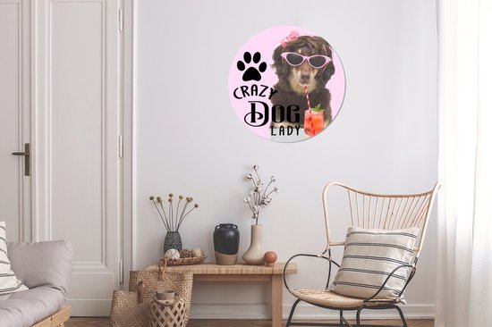 Cercle mural - Cercle mural - Citation Chiens 'Crazy dog lady' sur fond avec un chien et un cocktail - Aluminium - ⌀ 60 cm - Intérieur et extérieur