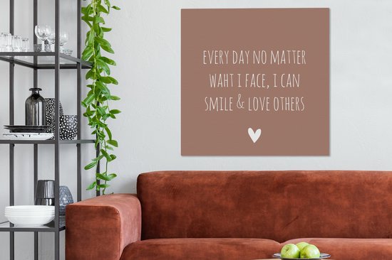 Tableau sur toile avec citation en anglais Chaque jour, peu importe ce à quoi je fais face, je peux sourire et aimer les autres sur fond marron - 90x90 cm - Décoration murale