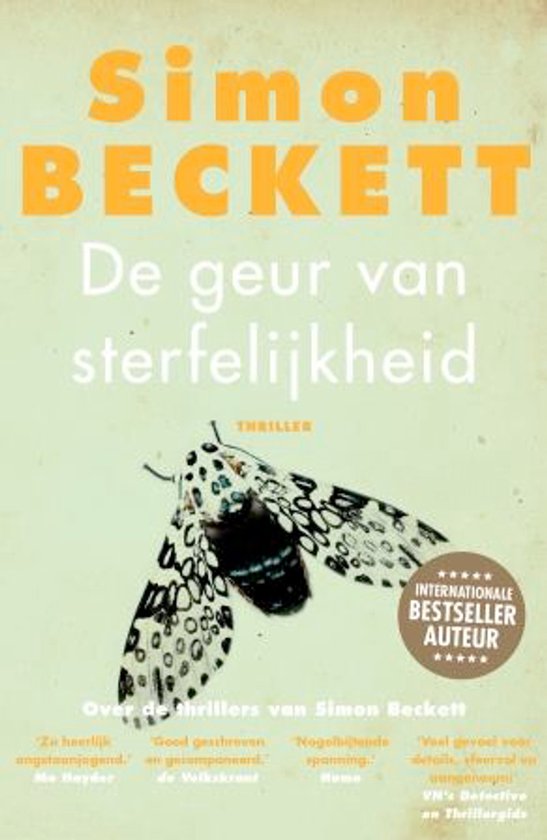 Boekomslag: Simon Beckett 'De geur van sterfelijkheid', thriller. Grote zwart-witte mot met oranje tekst.