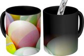 Magische Mok - Foto op Warmte Mok - Een close-up van eieren die beschilderd zijn voor Pasen - 350 ML
