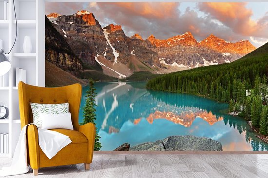 Papier peint photo en vinyle - Le lac Moraine nord-américain lors d'un lever de soleil au Canada largeur 330 cm x hauteur 220 cm - Tirage photo sur papier peint (disponible en 7 tailles)