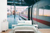 Behang - Fotobehang trein op het perron - Breedte 420 cm x hoogte 280 cm