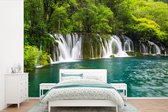 Behang - Fotobehang De groene natuur boven de watervallen in het Thaise nationaal park Erawan - Breedte 420 cm x hoogte 280 cm