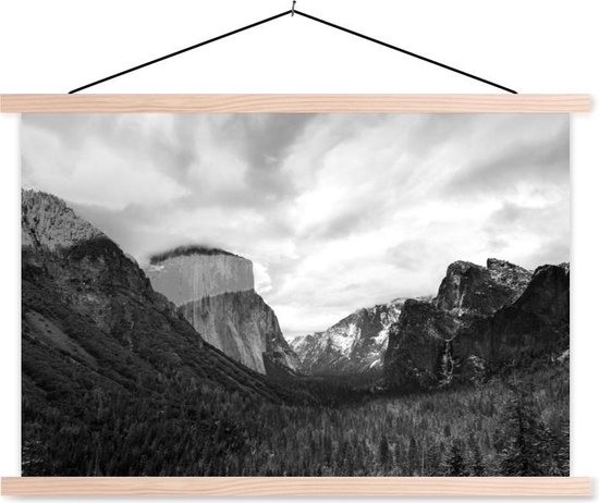 Posterhanger incl. Poster – Schoolplaat – Een mooie lucht boven het Nationaal park Yosemite – zwart wit – 120×80 cm – Blanke latten