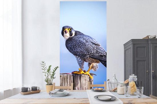 Stickers muraux - Sticker Foil - Gros plan d'un oiseau de proie sur un poteau en bois épais - 80x160 cm - Film Adhésif - Stickers muraux Chambre d'Enfant - Papier Peint Autocollant