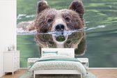 Behang - Fotobehang Grizzlybeer - Water - Reflectie - Breedte 330 cm x hoogte 220 cm