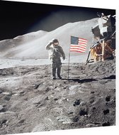 Astronaut gives salute beside U.S. flag (maanlanding) - Foto op Dibond - 80 x 80 cm