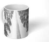 Mok - Vogelperspectief van een besneeuwde weg - zwart wit - 350 ML - Beker