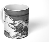 Mok - Veldzuring op een theedoek met een potje voor een houten kist - zwart wit - 350 ML - Beker