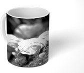 Mok - Witte paddenstoel met een vervaagde achtergrond - zwart wit - 350 ML - Beker
