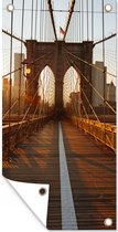 Tuinposter Brooklyn Bridge in New York tijdens zonsondergang - 40x80 cm - Wanddecoratie Buiten - Tuinposter - Tuindoek - Schuttingposter - Tuinschilderij