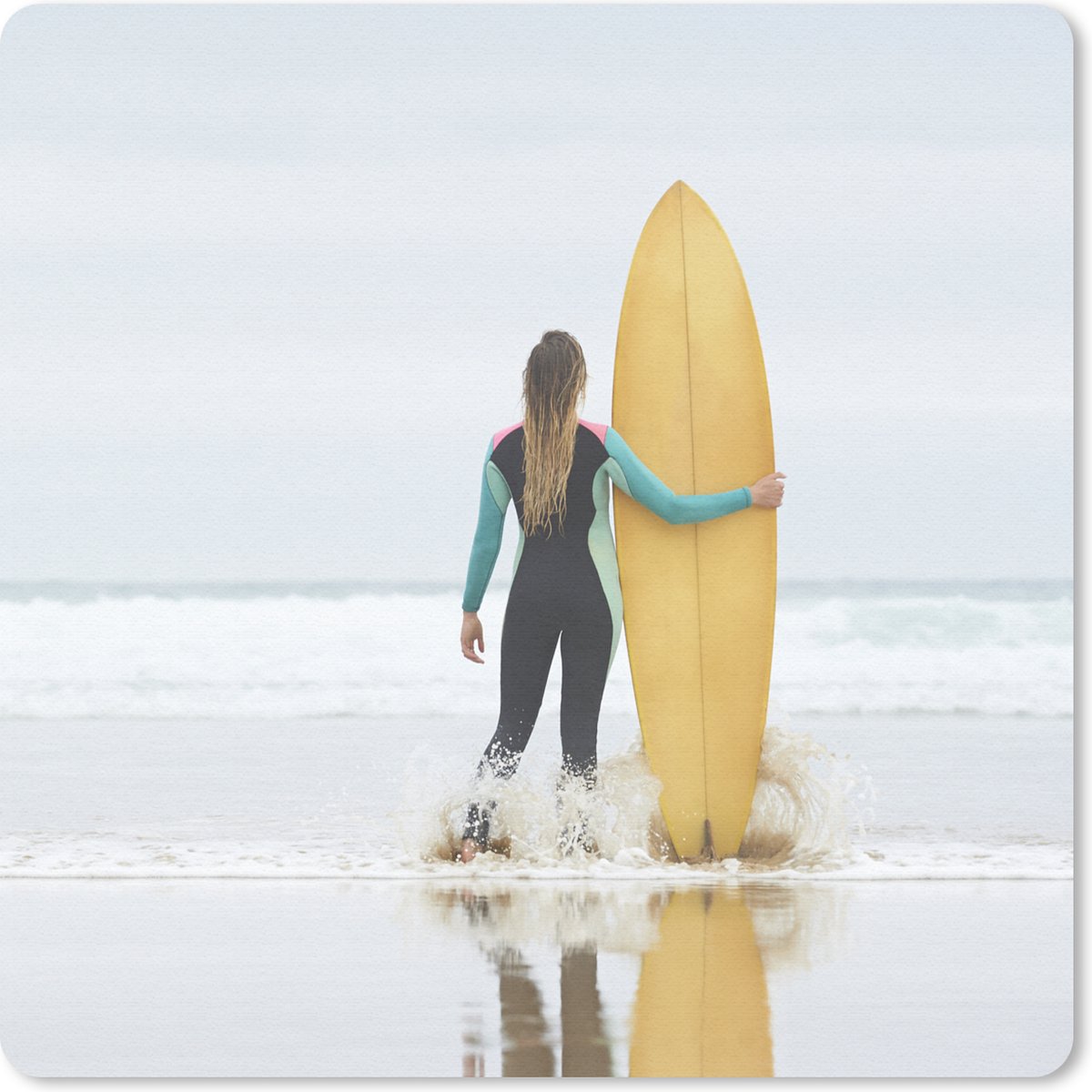 Muismat 30x30 cm - Mousepad Vrouwelijke surfer staat naast surfplank - Muismatten