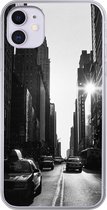 Geschikt voor iPhone 11 hoesje - Een rustige straat in New York in zwart-wit - Siliconen Telefoonhoesje