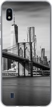 Geschikt voor Samsung Galaxy A10 hoesje - Architectuur - New York - Brooklyn Bridge - Water - Zwart wit - Siliconen Telefoonhoesje
