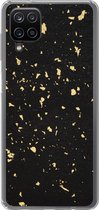 Geschikt voor Samsung Galaxy A12 hoesje - Gouden vlokken op een zwarte achtergrond - Siliconen Telefoonhoesje