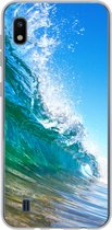 Geschikt voor Samsung Galaxy A10 hoesje - Een close-up van een golf die breekt voor de kust van Hawaii - Siliconen Telefoonhoesje