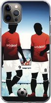 Geschikt voor iPhone 12 Pro Max hoesje - Een illustratie van twee voetballers in een stadion - Jongens - Meiden - Kids - Siliconen Telefoonhoesje