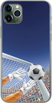 Geschikt voor iPhone 11 Pro Max hoesje - Een illustratie van een keeper die de voetbal tegenhoudt - Jongetje - Meisjes - Kind - Siliconen Telefoonhoesje