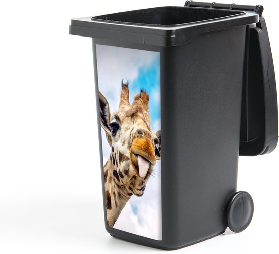 Kleine zwarte kliko met sticker van een grappige giraffe die zijn tong uitsteekt.