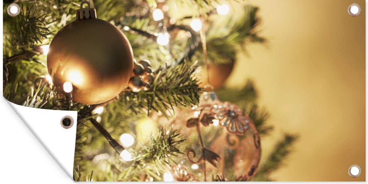 Tuinposter Een kerstboom met kleurrijke kerstballen - 80x40 cm - Wanddecoratie Buiten - Tuinposter - Tuindoek - Schuttingposter - Tuinschilderij