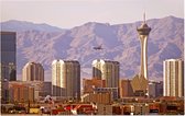 Skyline van Las Vegas en The Strat voor Red Rock Canyon - Foto op Forex - 60 x 40 cm