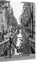 Oude Opoefiets op een brug van een Amsterdams kanaal - Foto op Plexiglas - 60 x 80 cm