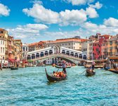 Gondeliers voor de Rialtobrug in zomers Venetië - Fotobehang (in banen) - 250 x 260 cm