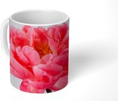 Mok - Hand met roze pioen - 350 ML - Beker