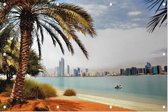 De skyline van Abu Dhabi achter een palmboom - Foto op Tuinposter - 90 x 60 cm