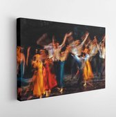 Lang belichte en kleurrijke foto van de dansers die hun kunst uitvoeren in een musical. - Moderne kunst canvas - Horizontaal - 619217051 - 115*75 Horizontal
