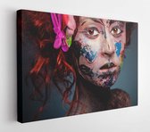 Jonge vrouw met glamoureuze bizarre gezichtskunst rood krullend haar met clips en gloeiende bruine ogen op donkerblauwe achtergrond in studio - Modern Art Canvas - Horizontaal - 29