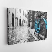 Retro blauwe fiets op oude stadsstraat. Kleur tegen zwart-wit. Vintage-stijl. Florence, Italië - Moderne kunst canvas - Horizontaal - 1408738520 - 115*75 Horizontal