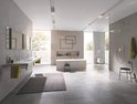 Ruime, moderne badkamer met glazen douche, vrijstaand bad en dubbele wastafel.