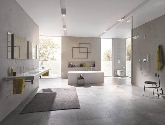 Ruime, moderne badkamer met glazen douche, vrijstaand bad en dubbele wastafel.
