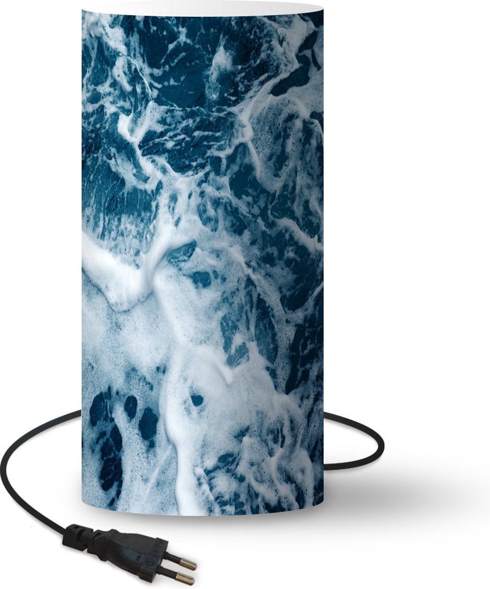 Lamp - Nachtlampje - Tafellamp slaapkamer - Golven - Water - Oceaan - Schuim - 33 cm hoog - Ø15.9 cm - Inclusief LED lamp