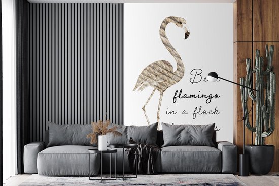 Citation 'Soyez un flamant rose dans un troupeau de pigeons' et un flamant rose en corde sur fond blanc 195x300 cm