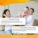 Gezin met baby op schoot en positieve reviews voor de Homium posterhanger, geprezen om de mooie kwaliteit hout en koord.