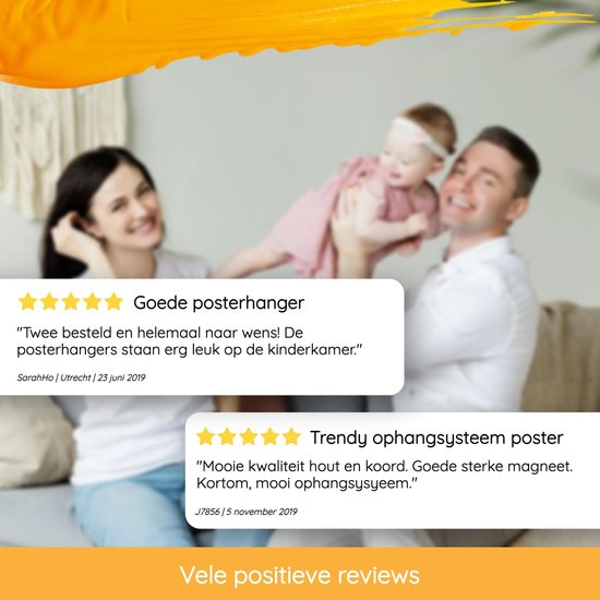 Gezin met baby op schoot en positieve reviews voor de Homium posterhanger, geprezen om de mooie kwaliteit hout en koord.