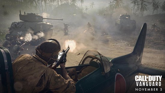Soldaat in een vliegtuig, schietend met een machinegeweer. Tanks en soldaten op de achtergrond, rook en stof. Call of Duty: Vanguard.