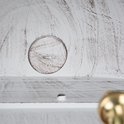 Binnenkant van een witte muurfontein met een ronde afdekking en verweerde textuur.