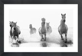 JUNIQE - Poster met houten lijst Galloping Through the Surf -13x18